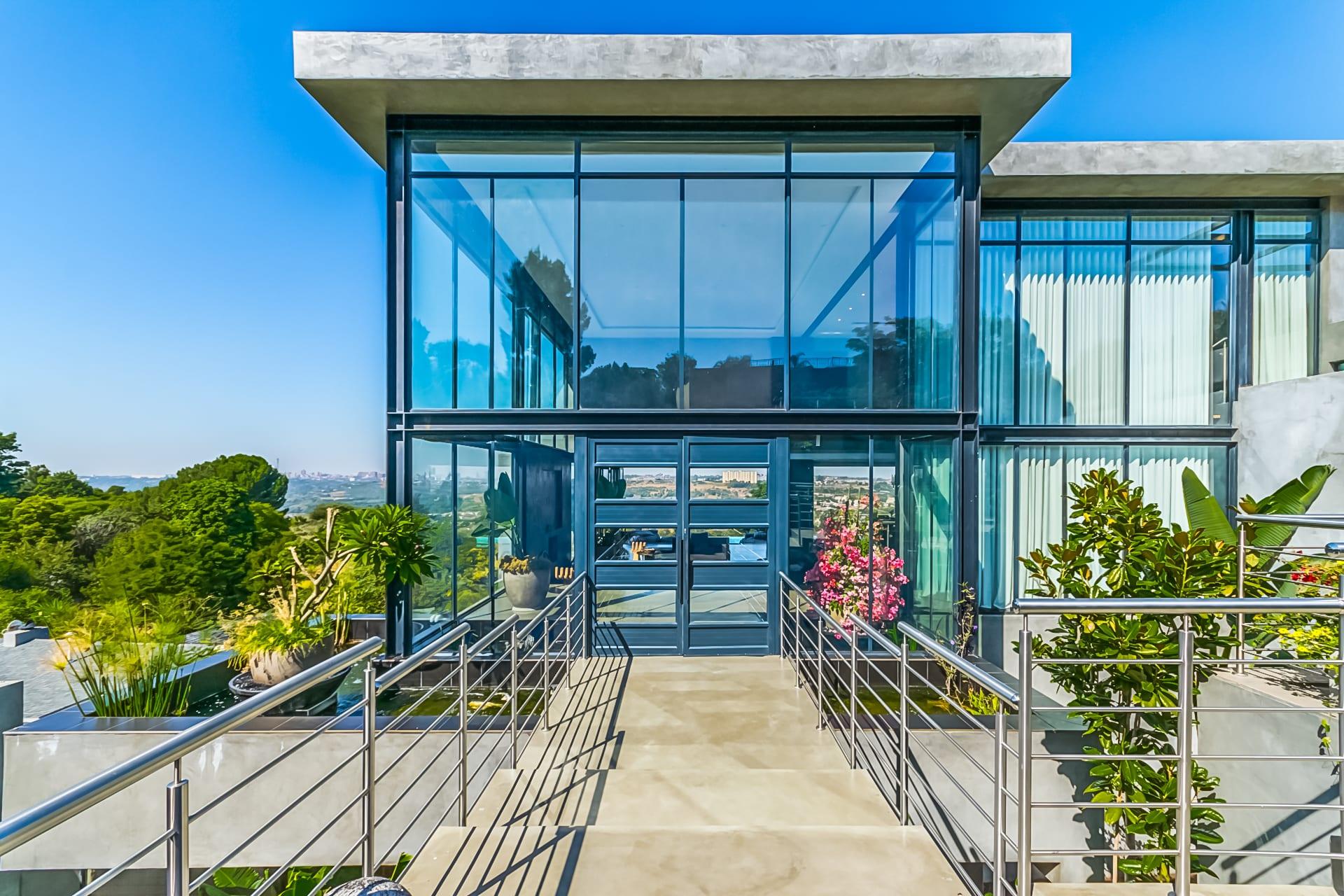 Three-Storey Architectural Masterpiece with Infinity Pool and Rooftop Terraces — photograph 3