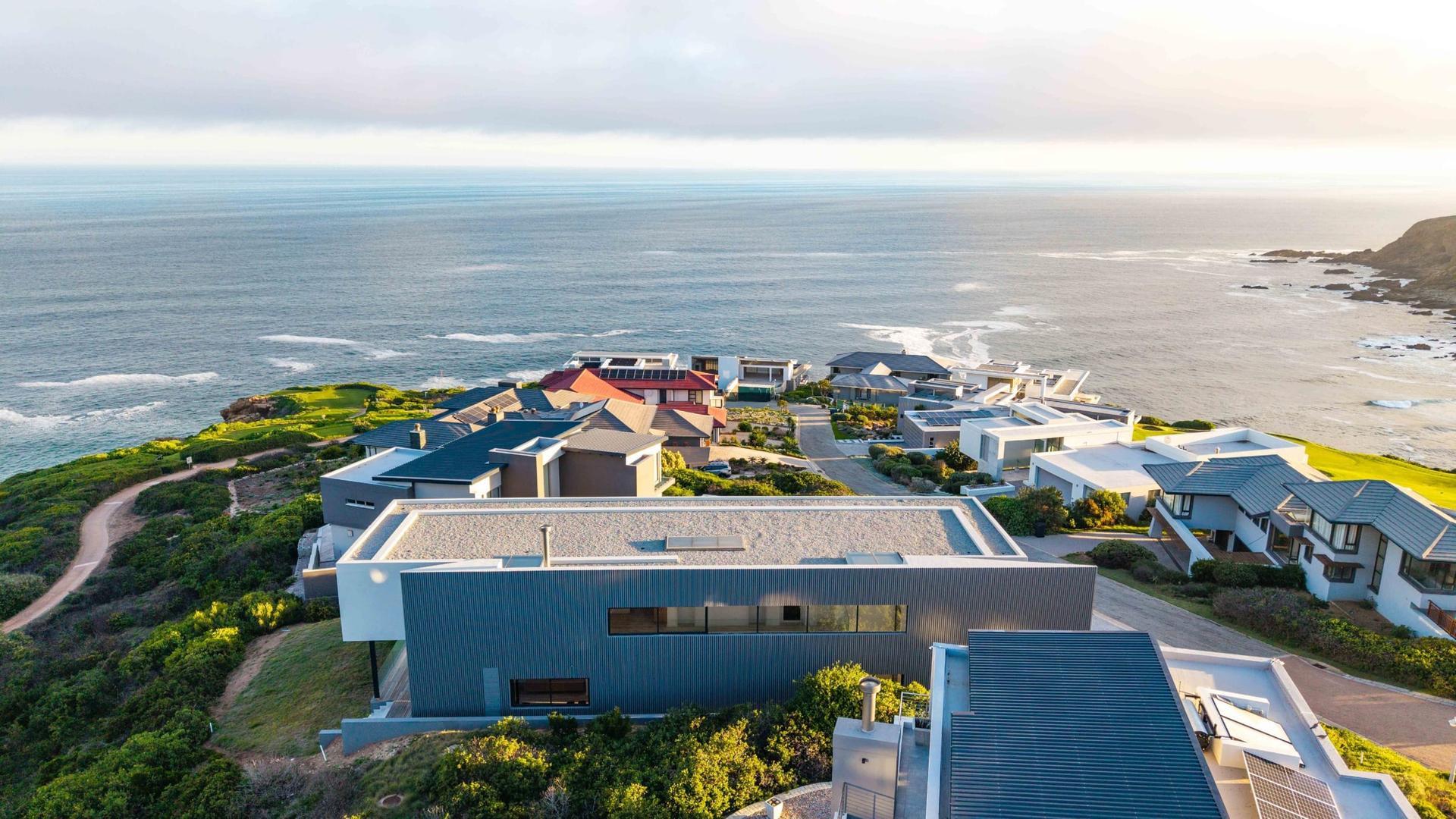 Ultra-Modern Coastal Residence with Panoramic Golf & Ocean Views — photograph 2